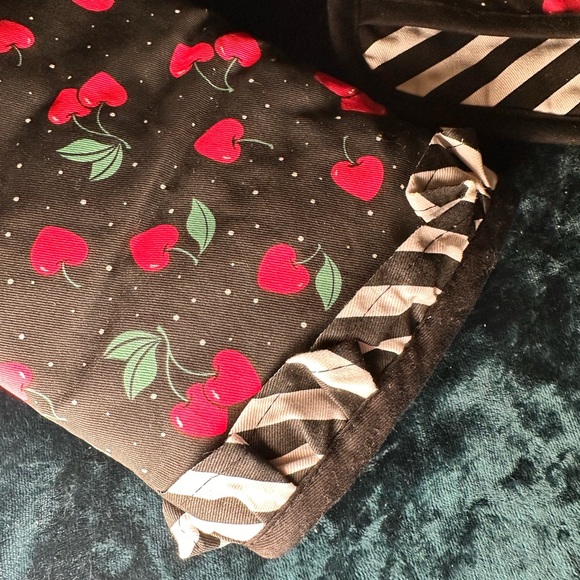 Adorable, oven mitt and pot holder set - Picture 3 of 5